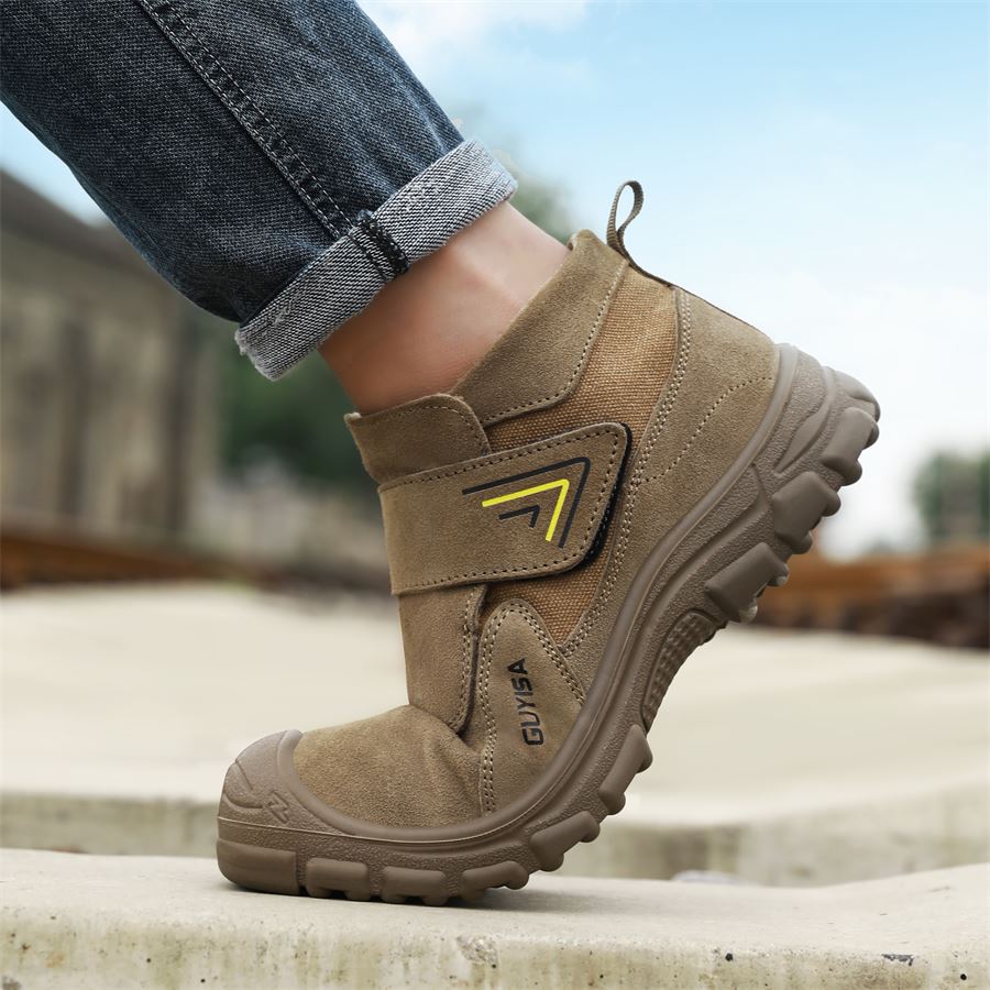 Hook-and-Loop Welding Safety Shoe model 3027 in use, view 4