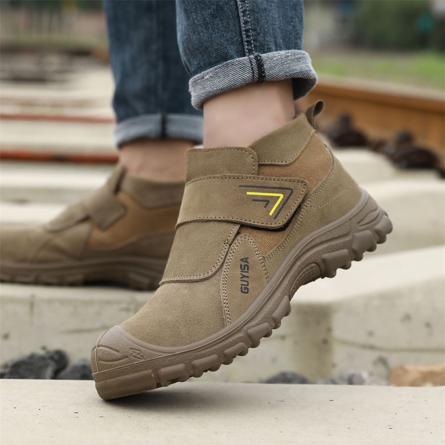 Hook-and-Loop Welding Safety Shoe model 3027 in use, view 5