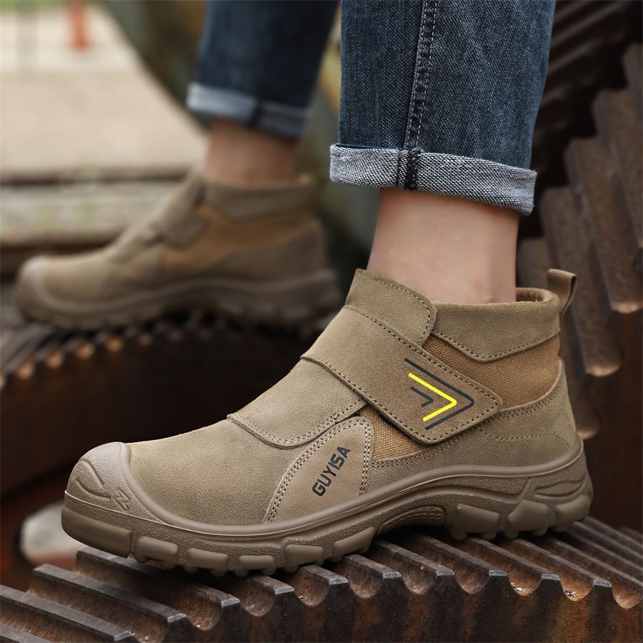 Hook-and-Loop Welding Safety Shoe model 3027 in use, view 6